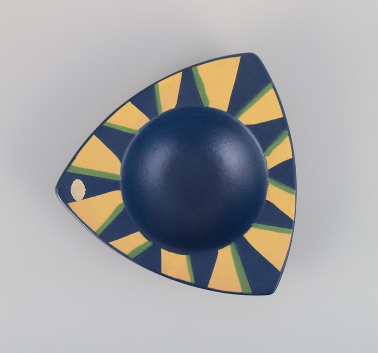 Hjordis Oldfors (1920-2014) for Upsala Ekeby. "Bengali" ceramic bowl in modernist design. - 2