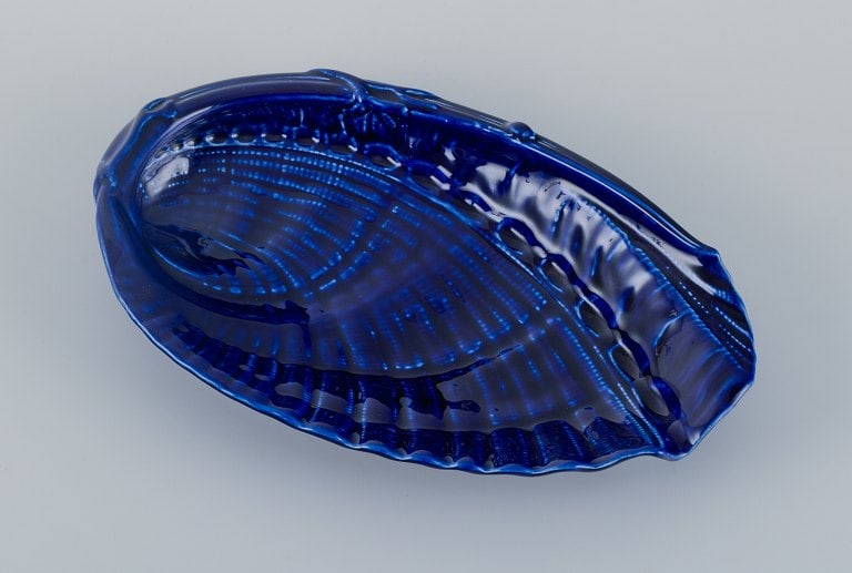 Wilhelm Kage for Gustavsberg, Sweden, large snail-shaped ceramic bowl in dark blue.: Wilhelm Kage for Gustavsberg, Sweden, large snail-shaped ceramic bowl in dark blue. Mid-20th century. Marked. in excellent condition. Dimensions: L 31.5 cm x D 19.0 cm x H 5.0 cm. Reserve: $448.00