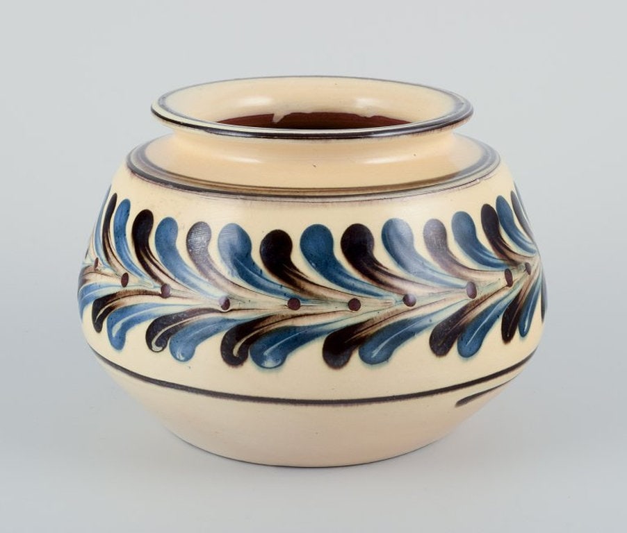 Kahler, Denmark. Ceramic vase. Cow horn technique. Circa 1930s.: Kahler, Denmark. Ceramic vase. Cow horn technique. Handmade. Glaze in blue and brown tones on a cream coloured base. Circa 1930s. Marked. in excellent condition. Dimensions: D 15.0 cm. x H 12.0 cm.;