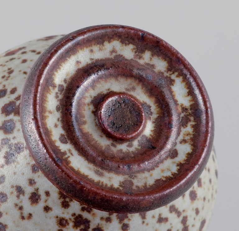 Mogens Nielsen, Nysted / Stouby Keramik, and others. Three pieces of handmade ceramic in shades of - 7