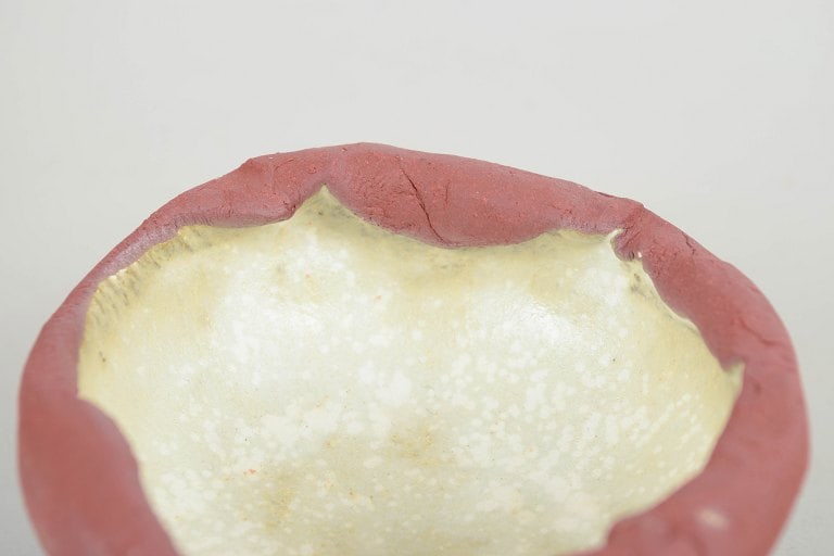 Christina Muff, Danish contemporary ceramicist (b. 1971). Tiny, one of a kind red stoneware bowl on - 3