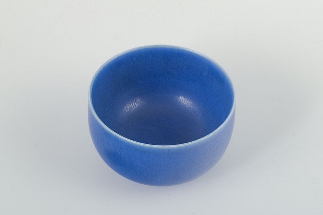 Per Linnemann-Schmidt for Palshus, Denmark. Rounded stoneware bowl with a deep matte blue glaze. - 2