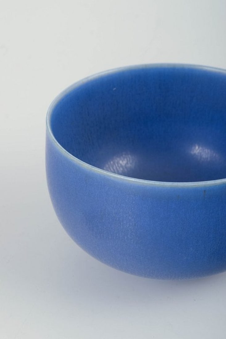 Per Linnemann-Schmidt for Palshus, Denmark. Rounded stoneware bowl with a deep matte blue glaze. - 3