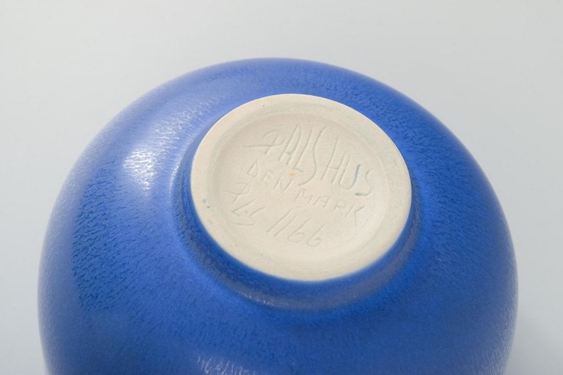 Per Linnemann-Schmidt for Palshus, Denmark. Rounded stoneware bowl with a deep matte blue glaze. - 4