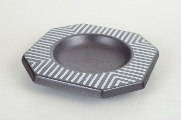 Mari Simmulson for Upsala Ekeby, Sweden. Stoneware dish with a graphic black and white decoration. - 2