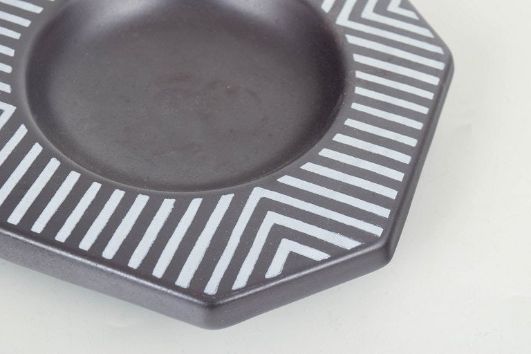 Mari Simmulson for Upsala Ekeby, Sweden. Stoneware dish with a graphic black and white decoration. - 3