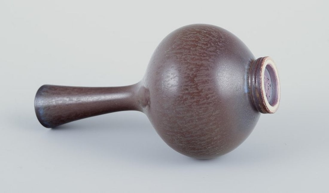 Berndt Friberg for Gustavsberg Studiohand, Sweden. Studiohand miniature vase in ceramic. Circa - 5