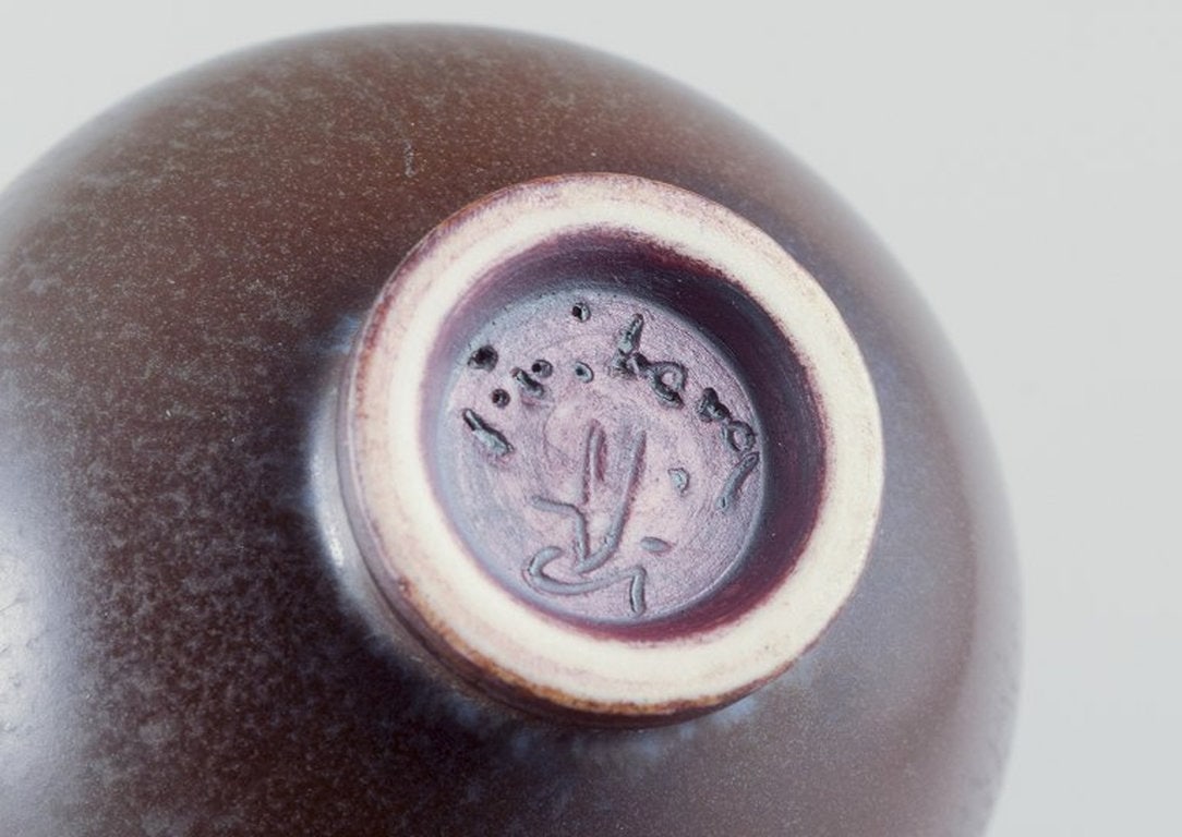 Berndt Friberg for Gustavsberg Studiohand, Sweden. Studiohand miniature vase in ceramic. Circa - 6
