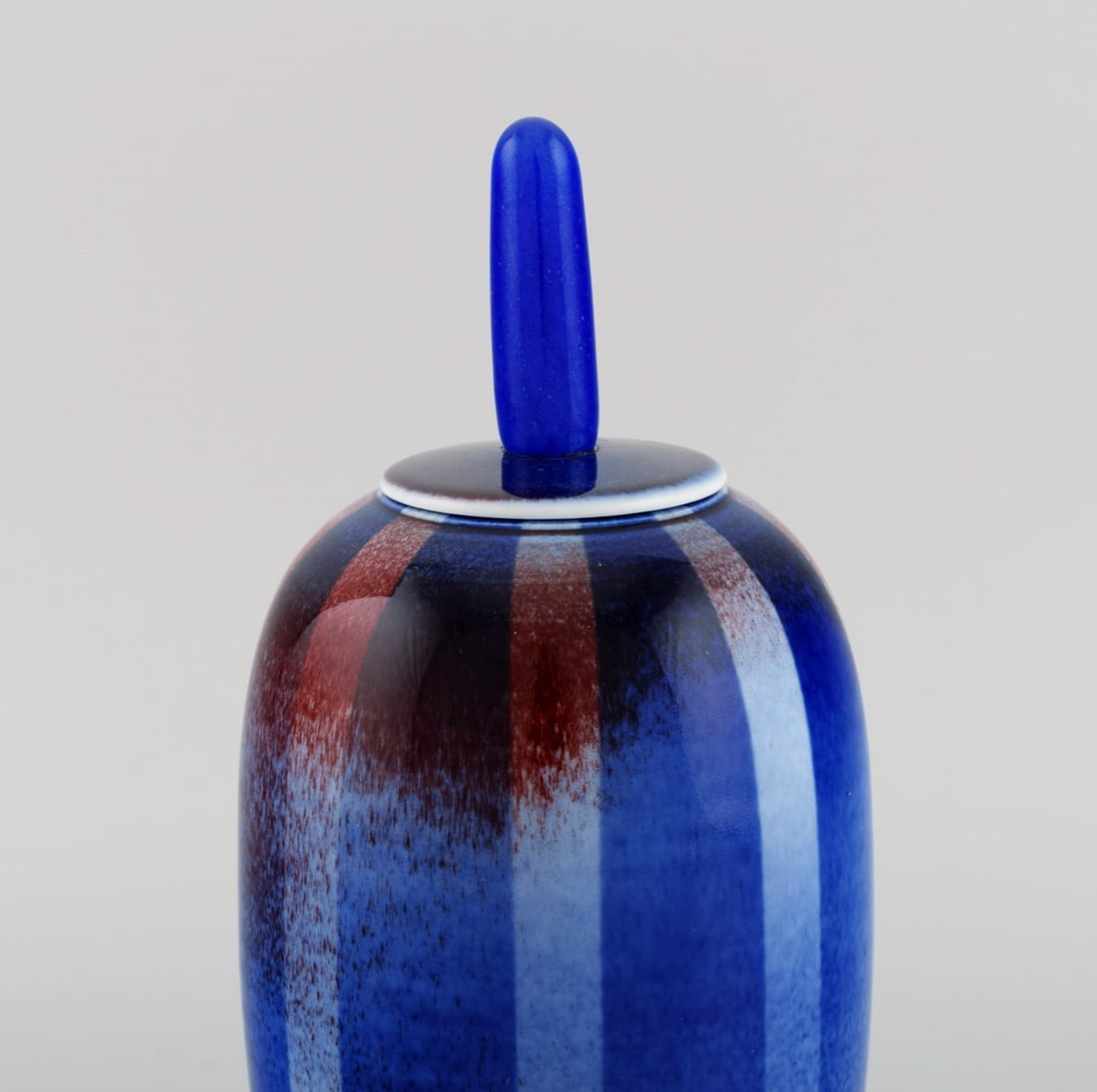 Suzanne ohlén for Rorstrand. Lidded jar in glazed stoneware. Beautiful glaze in shades of blue and - 5