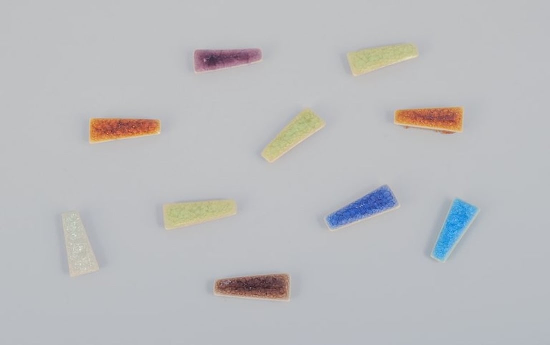 Ole Bjorn Kruger, Danish sculptor and ceramicist. Ten unique brooches in glazed stoneware in various: Ole Bjorn Kruger (1922-2007), Danish sculptor and ceramicist. Ten unique brooches in glazed stoneware in various colors. From the 1960s/70s. in excellent condition. Partially marked. Provenance: