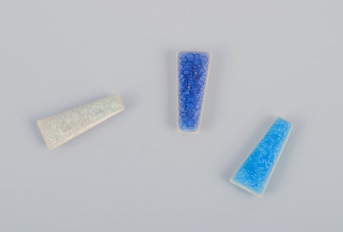 Ole Bjorn Kruger, Danish sculptor and ceramicist. Ten unique brooches in glazed stoneware in various - 3