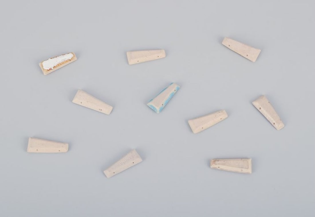 Ole Bjorn Kruger, Danish sculptor and ceramicist. Ten unique brooches in glazed stoneware in various - 8
