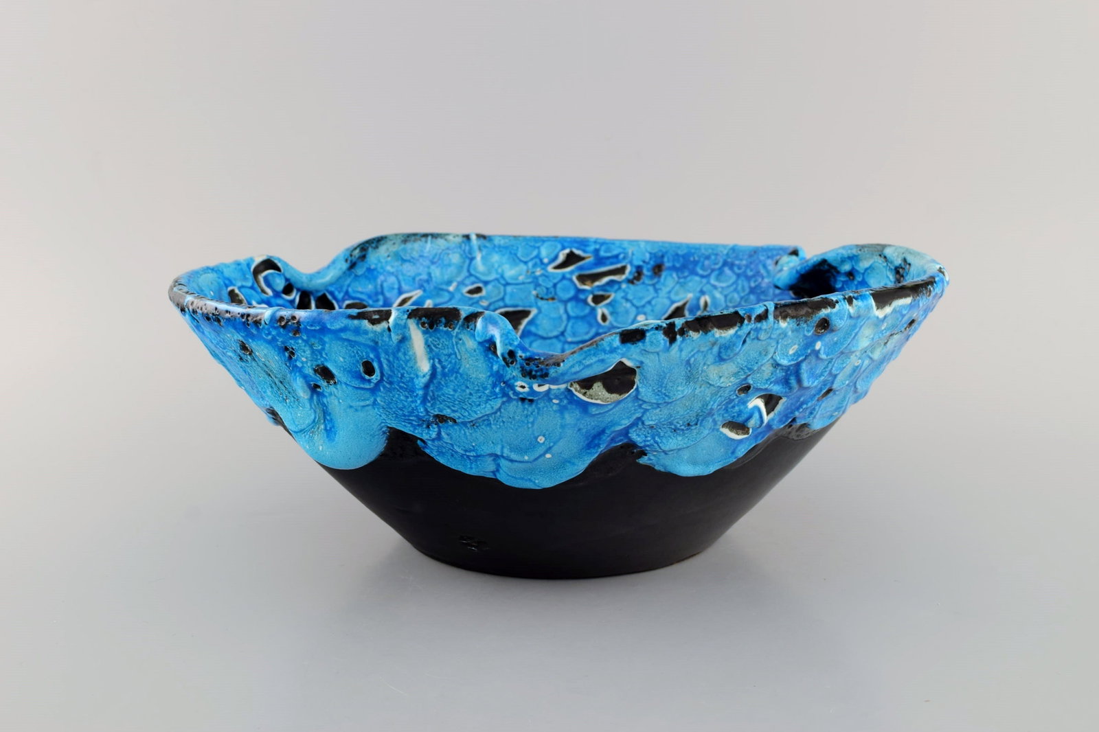 French ceramist. Large bowl in glazed stoneware. Beautiful glaze in azure shades. Unique,: French ceramist. Large bowl in glazed stoneware. Beautiful glaze in azure shades. Unique, high-quality ceramics. Mid-20th century. Measures: 31 x 12 cm. in excellent condition. Reserve: $210.00 Shippi