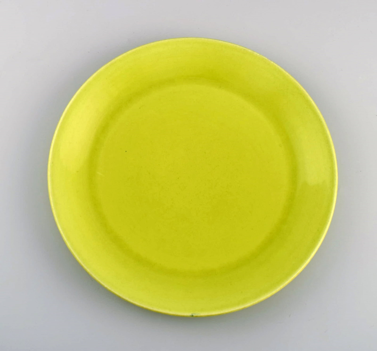 Stig Lindberg for Gustavsberg. Five Spisa-Legum dinner plates in glazed porcelain. 1960s. - 2