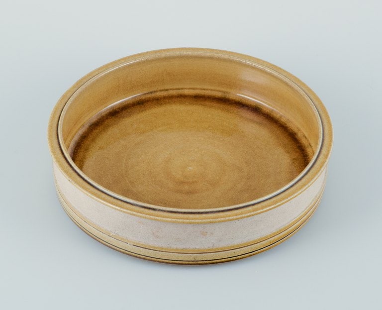 Nils Kahler for Kahler. Large ceramic bowl in modernist design. Uranium yellow glaze.: Nils Kahler for Kahler. Large ceramic bowl in modernist design. Uranium yellow glaze. Ca. 1970. in perfect condition with natural crackling. Marked. Dimensions: Diameter 25.0 cm x Height 6.0 cm.