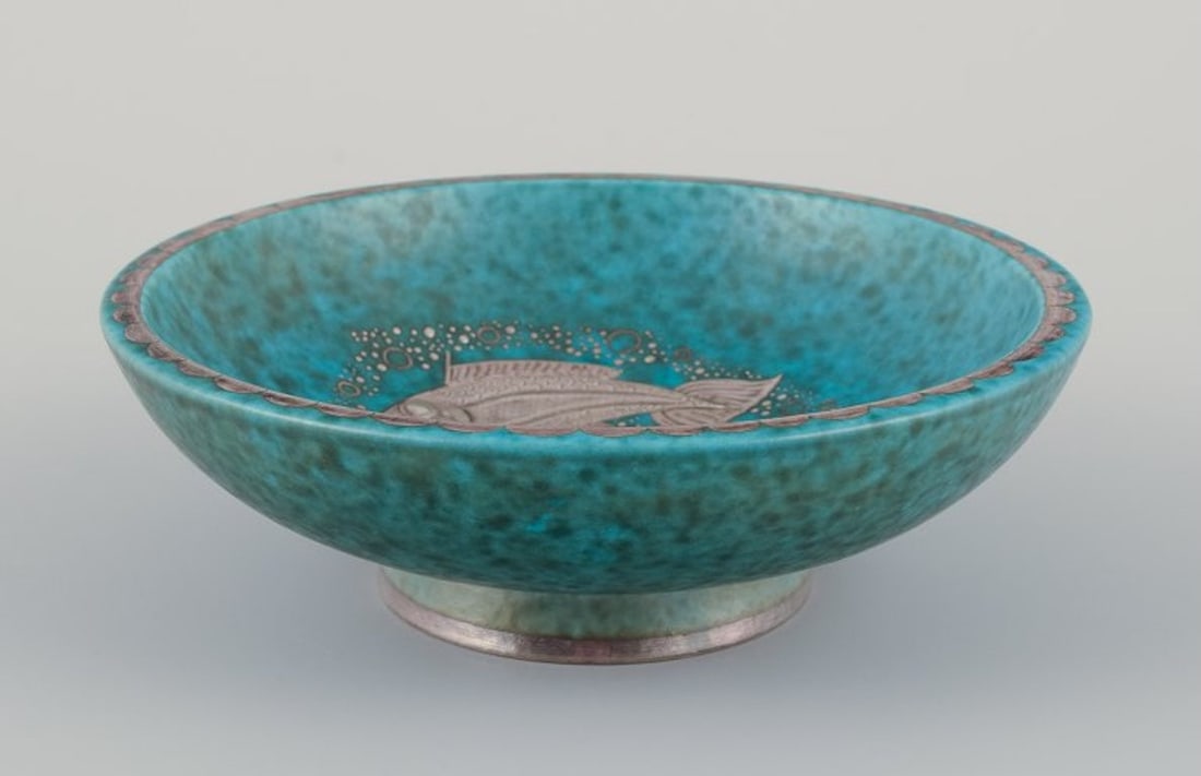 Wilhelm Kage for Gustavsberg, Sweden. A ceramic bowl from the "Argenta" series. Mid-20th century.: Wilhelm Kage (1889-1960) for Gustavsberg. En keramikskal fra â€?Argentaserien. Glasur i gronne nuancer. Model 1094. Midt 1900-tallet. Stemplet. i perfekt stand. Mal: D 15,0 cm. x H 5,0 cm.;