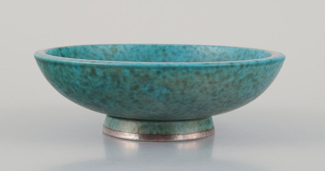 Wilhelm Kage for Gustavsberg, Sweden. A ceramic bowl from the "Argenta" series. Mid-20th century. - 2