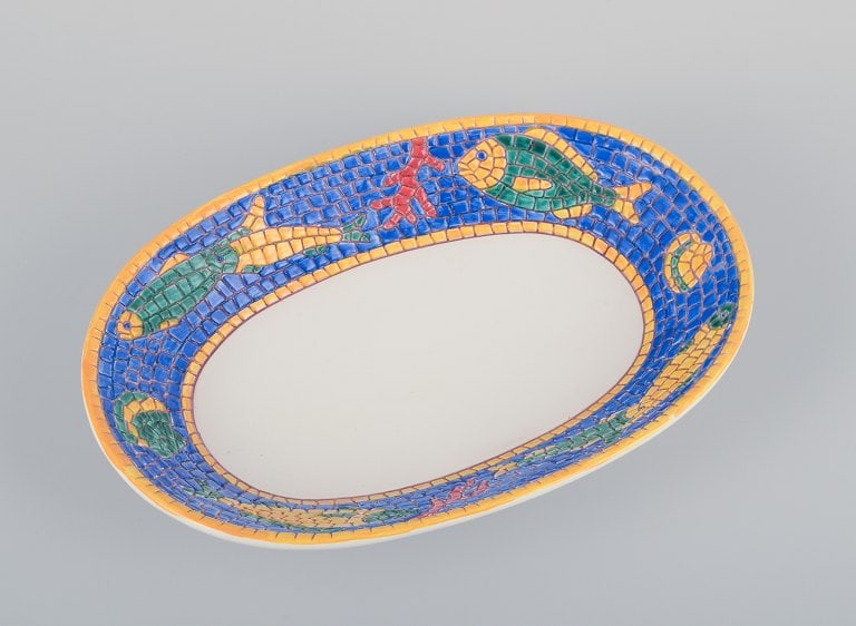 Vietri, italy. Set of three large deep plates and a rectangular dish in ceramic. Decorated with fish - 2