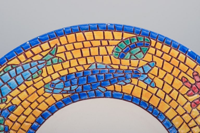 Vietri, italy. Set of three large deep plates and a rectangular dish in ceramic. Decorated with fish - 7