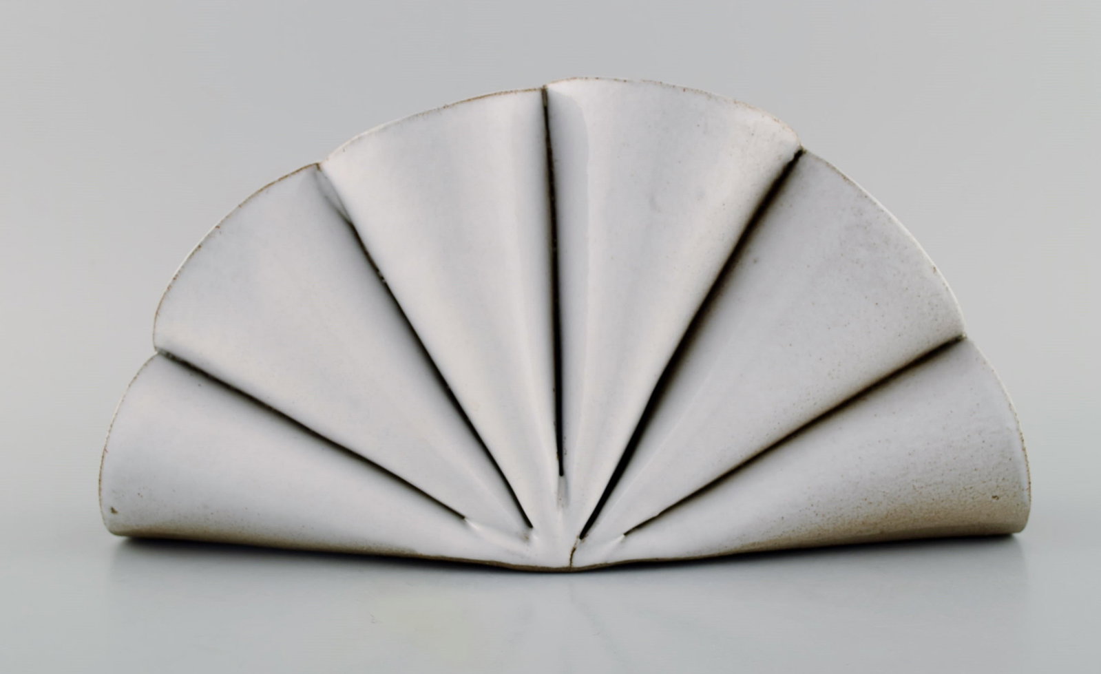Lisa Hilland, Swedish ceramicist. Sculptural unique vase in glazed stoneware. 21st Century. - 3
