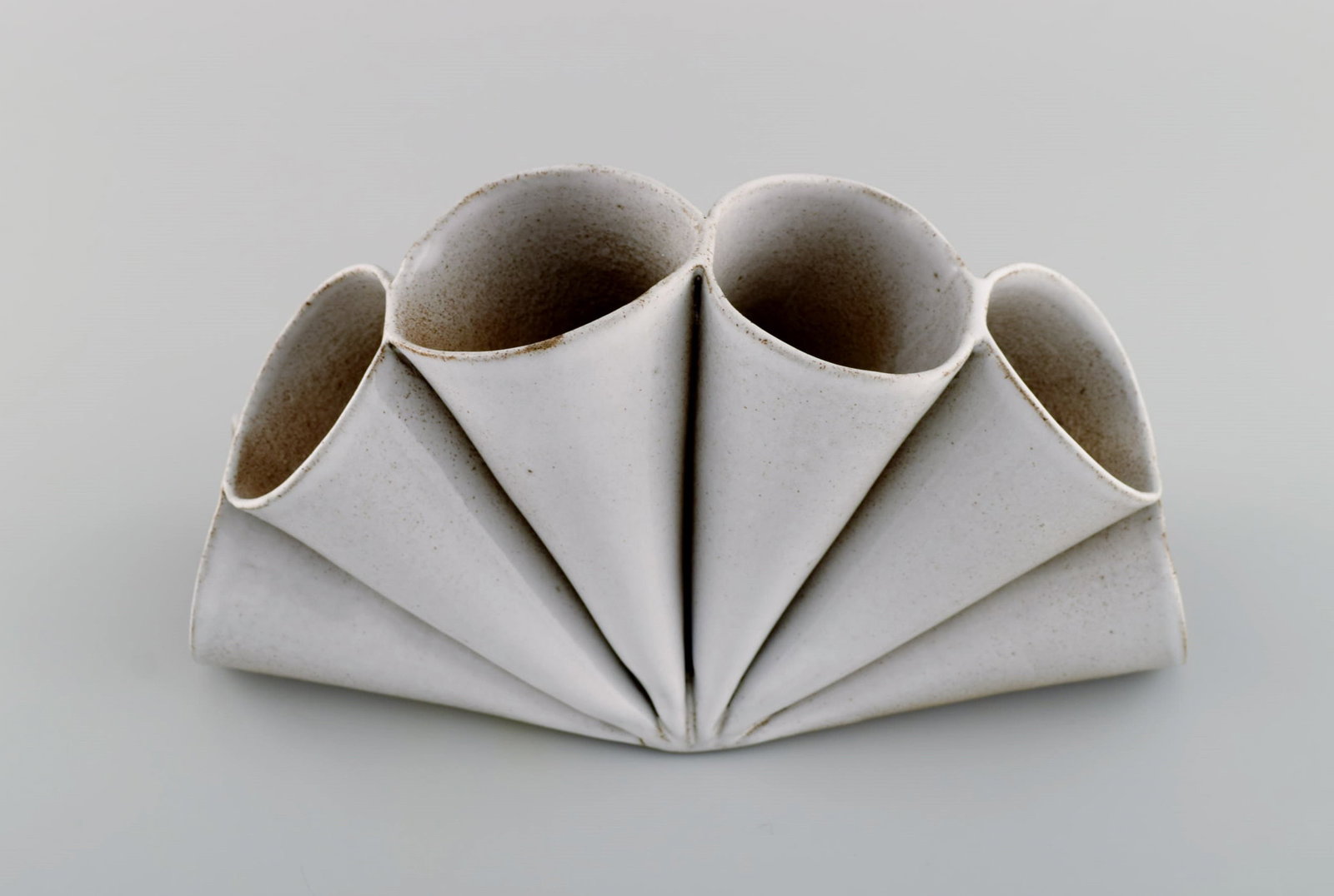 Lisa Hilland, Swedish ceramicist. Sculptural unique vase in glazed stoneware. 21st Century. - 5