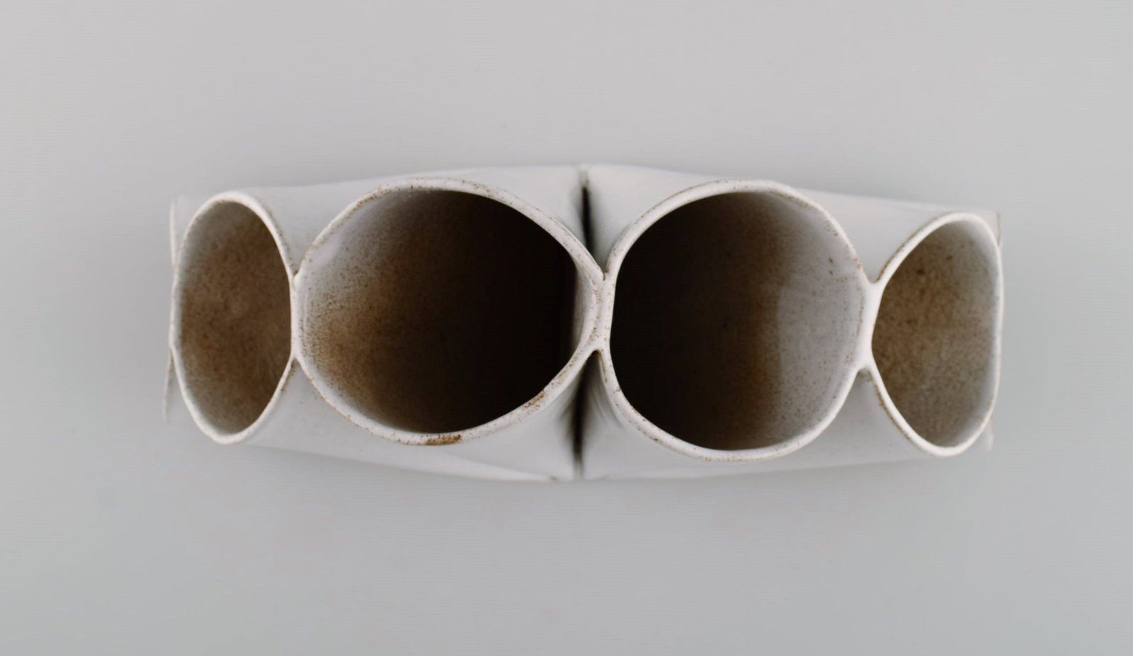 Lisa Hilland, Swedish ceramicist. Sculptural unique vase in glazed stoneware. 21st Century. - 8