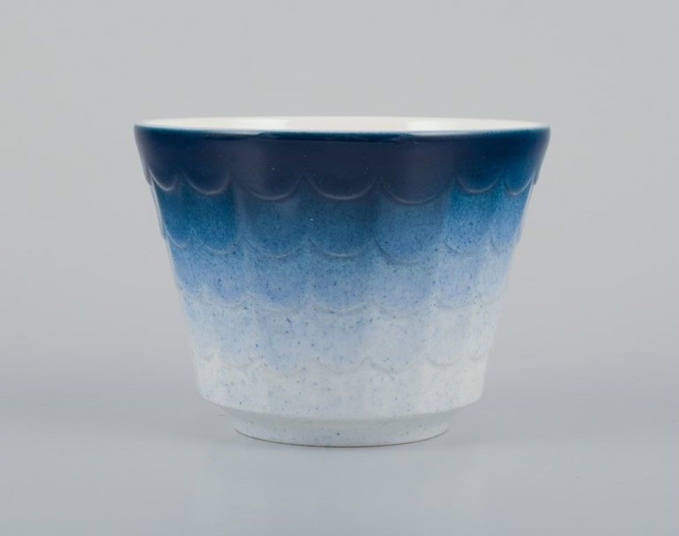 Wilhelm Kage for Gustavsberg, Sweden. Five porcelain plant pots. Glazed in orange and blue. 1960s. - 4
