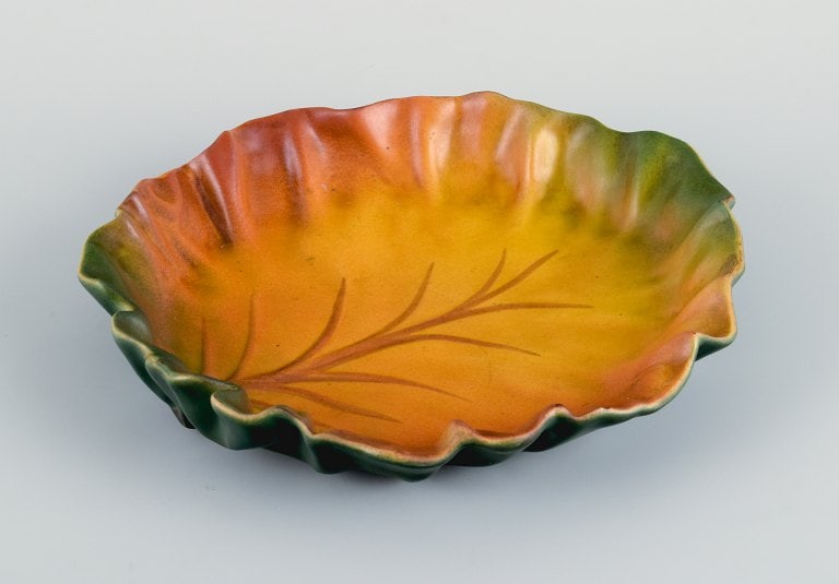 Ipsens, Denmark, leaf-shaped bowl. Glaze in autumn colours. - 2