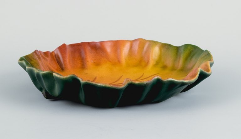 Ipsens, Denmark, leaf-shaped bowl. Glaze in autumn colours. - 3
