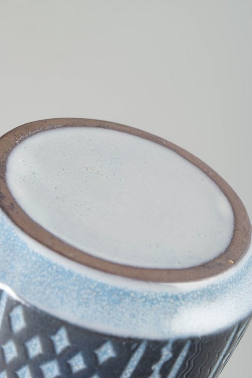 Mari Simmulson for Upsala Ekeby, Sweden. Cylindrical ceramic vase in grey-blue and white tones. - 4