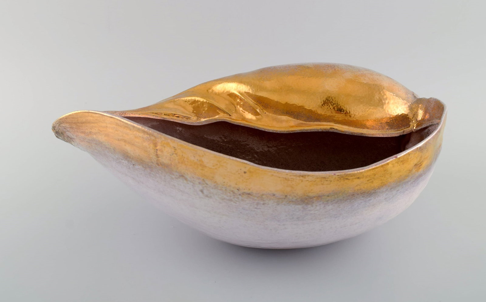 European studio ceramicist. Large unique sculpture designed as a conch in glazed ceramics. Beautiful (1 of 8)