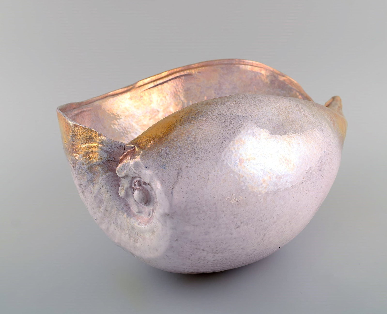 European studio ceramicist. Large unique sculpture designed as a conch in glazed ceramics. Beautiful - 2