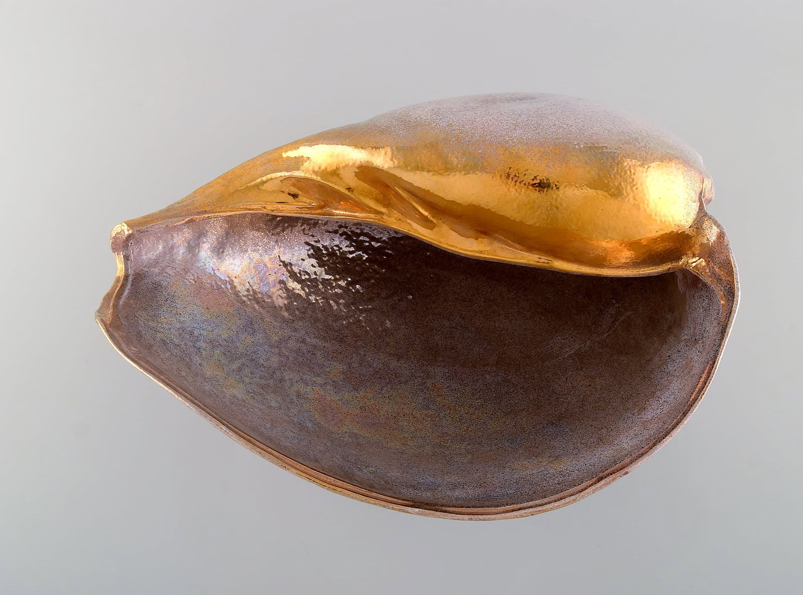 European studio ceramicist. Large unique sculpture designed as a conch in glazed ceramics. Beautiful - 4