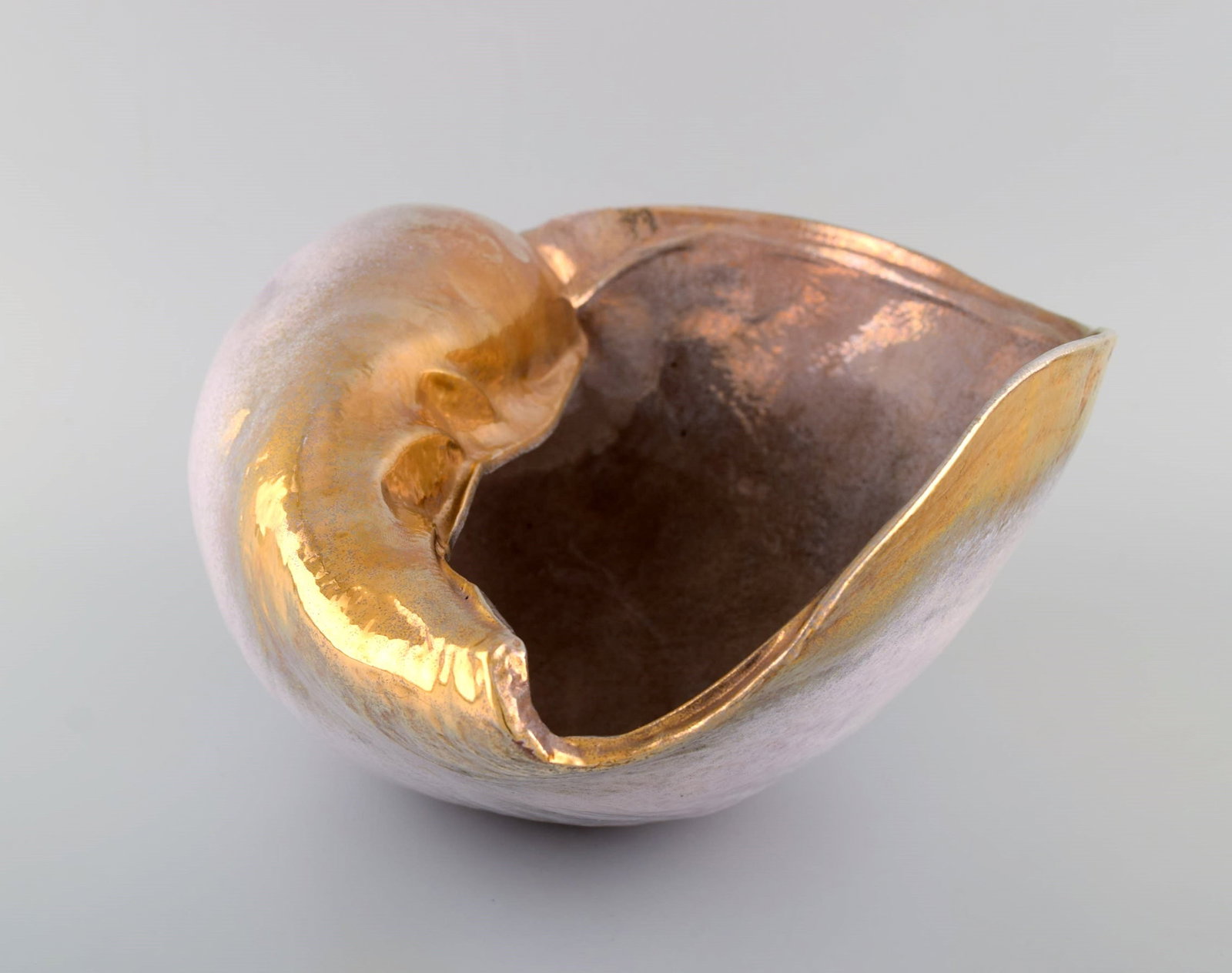 European studio ceramicist. Large unique sculpture designed as a conch in glazed ceramics. Beautiful - 5