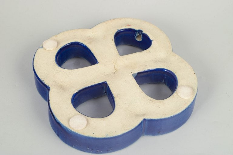 Gustavsberg, Sweden. Stoneware wall relief with hanging hole in four-lobed form and blue glaze. - 4