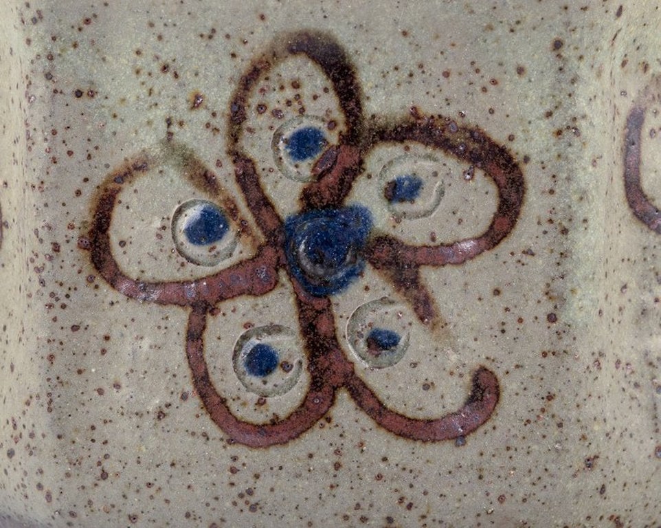Birgit Krog, Danish ceramist. Unique hexagonal ceramic vase. Raku technique. Approximately 1970s. - 4