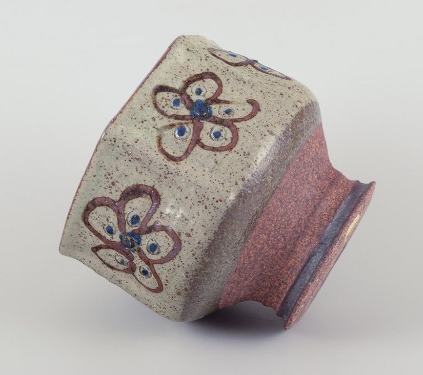 Birgit Krog, Danish ceramist. Unique hexagonal ceramic vase. Raku technique. Approximately 1970s. - 5