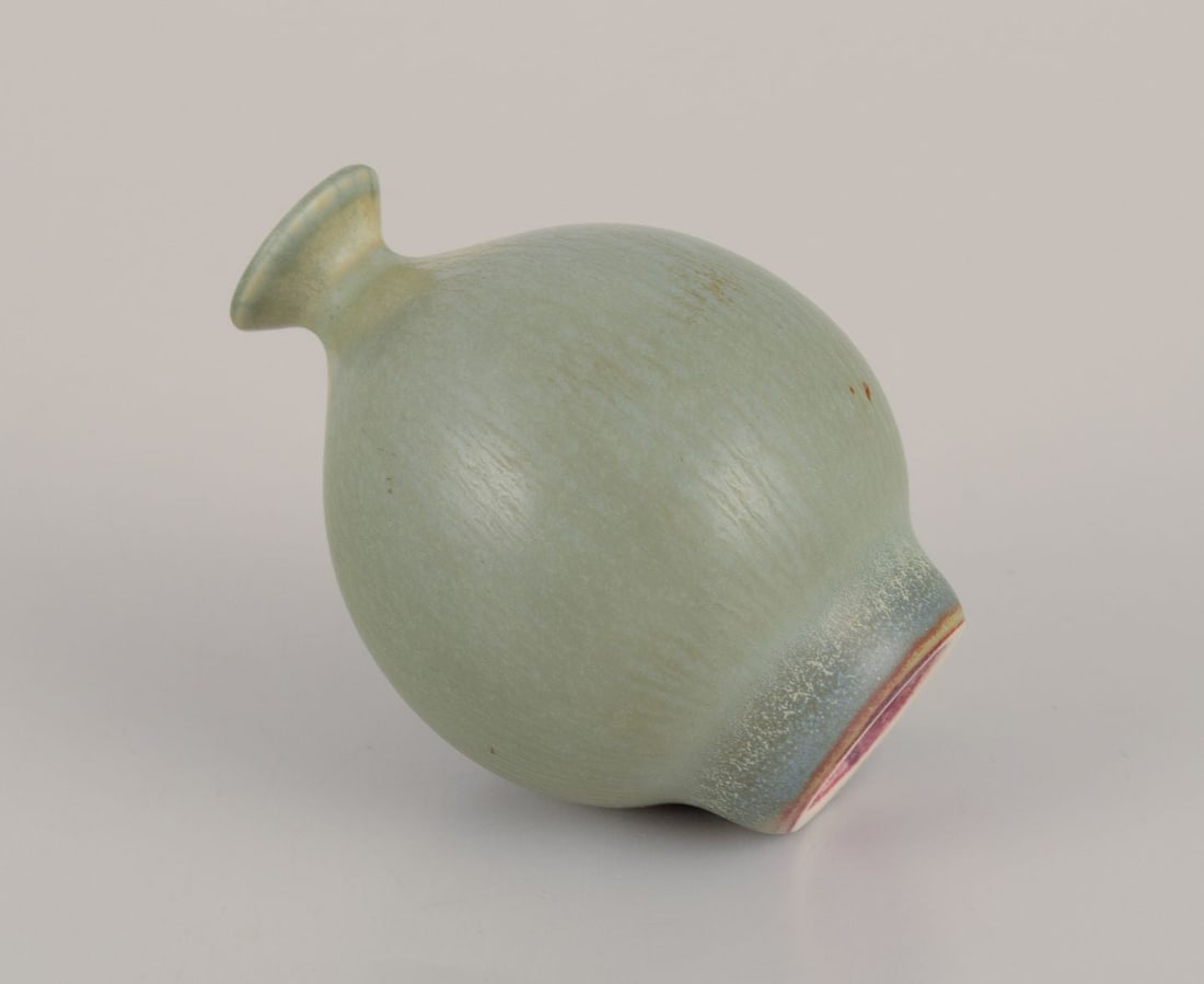Berndt Friberg for Gustavsberg Studio. Miniature vase in glazed ceramic. Mid-20th C. - 5