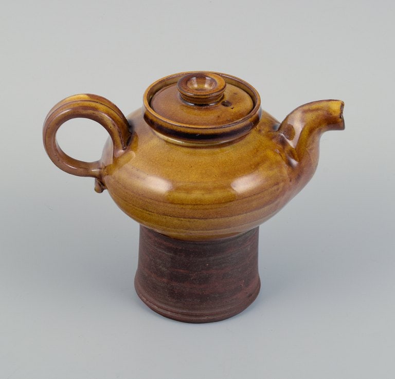 Kahler, small teapot in uranium glaze. - 2
