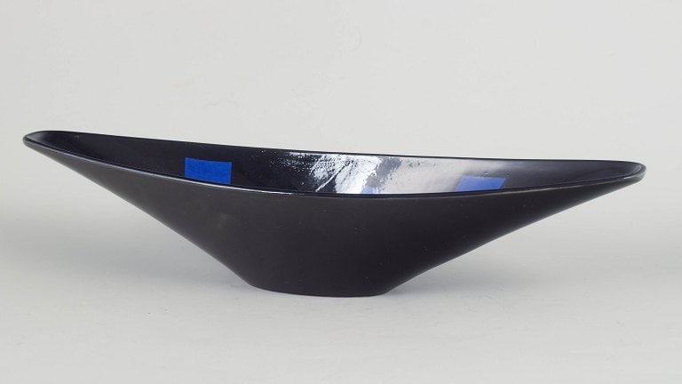 Rorstrand, Sweden. Large ceramic bowl with a dark black glaze. Approx. 1960/70s.: Rorstrand, large bowl. Elongated bowl in glazed ceramic with a dark, nearly black glaze and a clean modernist form. Factory marked on the base, first factory quality. Origin: Sweden. Material: Ceramic