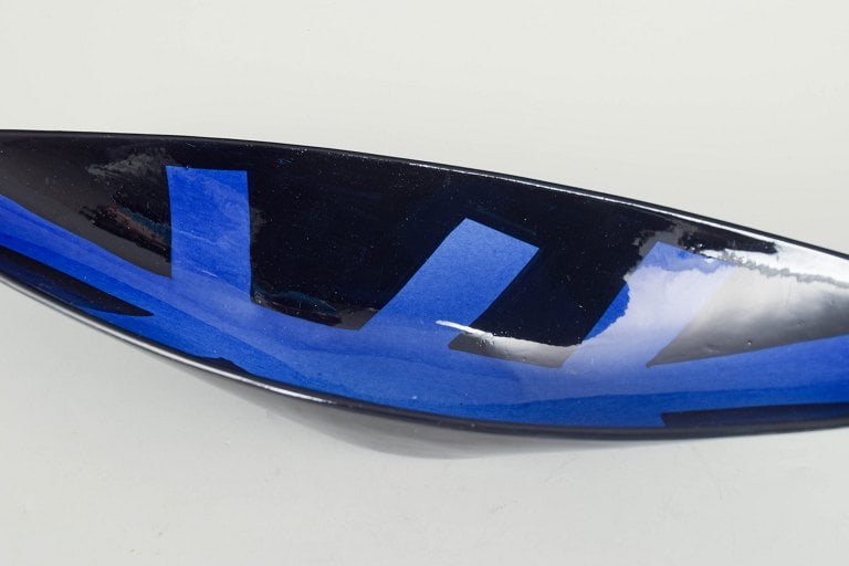 Rorstrand, Sweden. Large ceramic bowl with a dark black glaze. Approx. 1960/70s. - 2