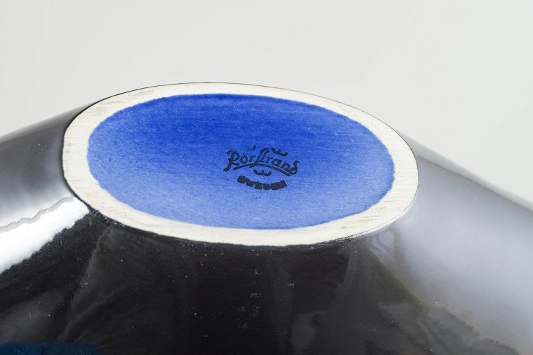 Rorstrand, Sweden. Large ceramic bowl with a dark black glaze. Approx. 1960/70s. - 4