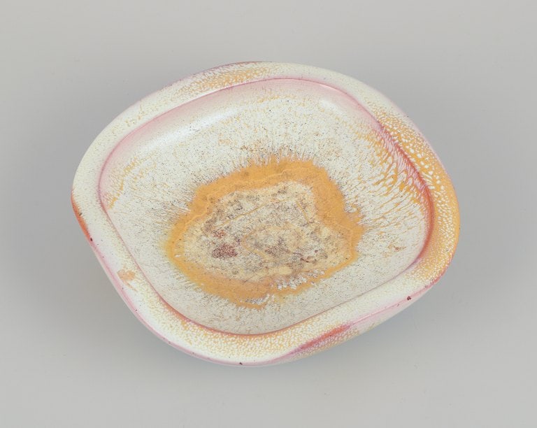 Anna-Lisa Thomson (1905-1952) for Upsala Ekeby, Sweden. Low ceramic bowl with yellow and: Anna-Lisa Thomson (1905-1952) for Upsala Ekeby, Sweden. Low ceramic bowl with yellow and sand-colored glaze. Ca. 1960. Marked. in good condition with minor signs of use. Dimensions: Diameter 17.0 cm x