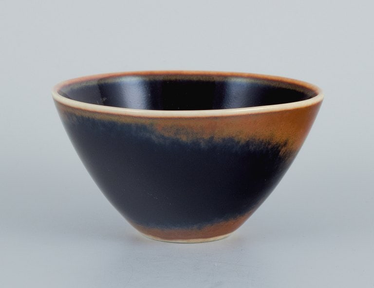 Rorstrand, small ceramic bowl in shades of blue and brown.: Rorstrand, small ceramic bowl in shades of blue and brown. Mid 20th century. in perfect condition. Signed. Dimensions: D 8.5 x H 5.0 cm. Reserve: $168.00 Shipping: Domestic: Shipping rates are determi