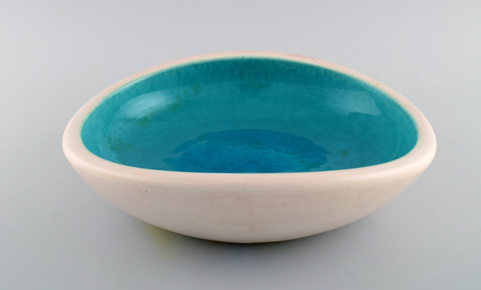 Keramos Sèvres, France. Large bowl in glazed stoneware. Beautiful turquoise glaze. Clean design,: Keramos Sèvres, France. Large bowl in glazed stoneware. Beautiful turquoise glaze. Clean design, mid 20th century. Measures: 30.5 x 26 x 8.5 cm. in excellent condition. Signed. Reserve: $588.00 Shipp