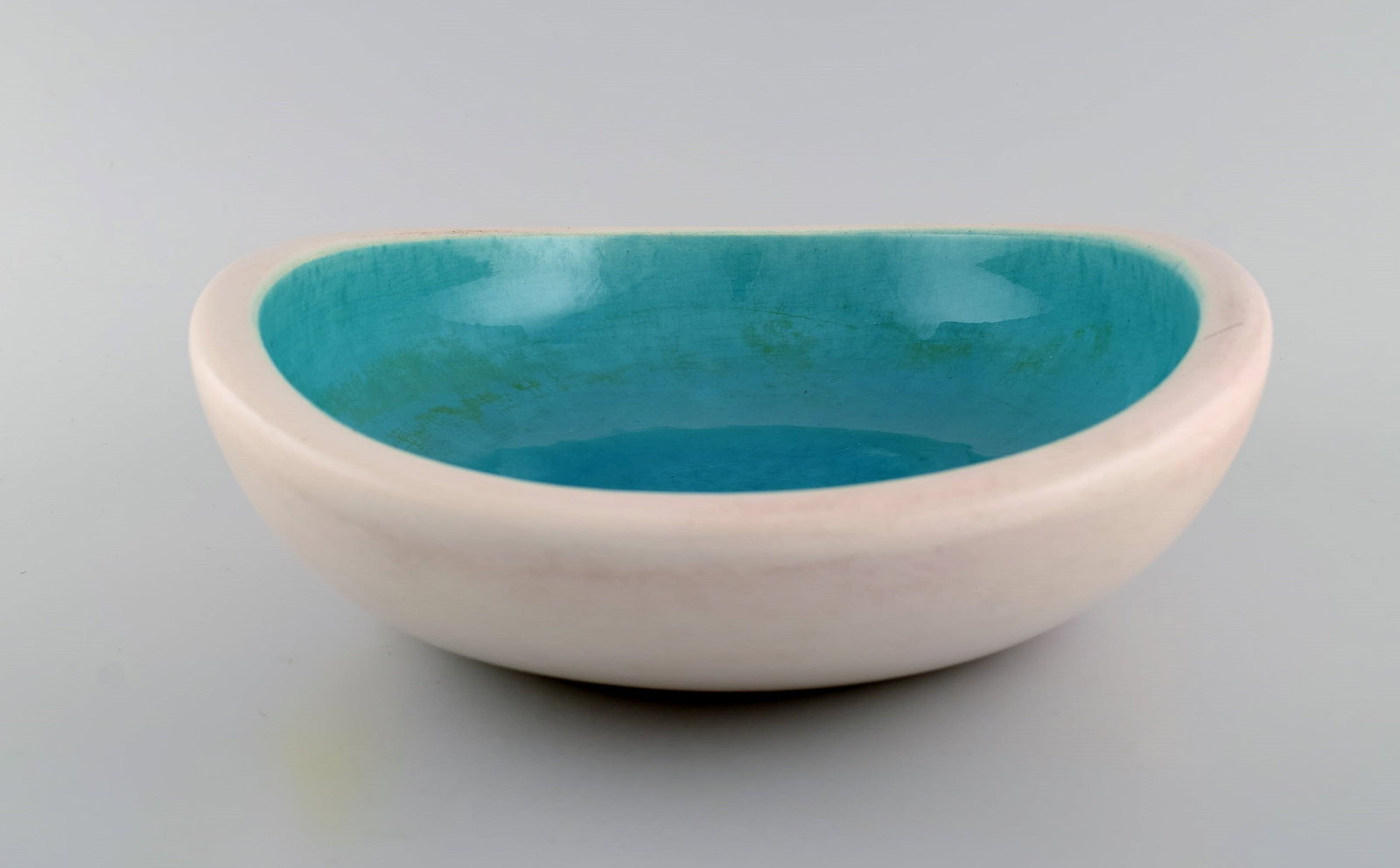 Keramos Sèvres, France. Large bowl in glazed stoneware. Beautiful turquoise glaze. Clean design, - 3