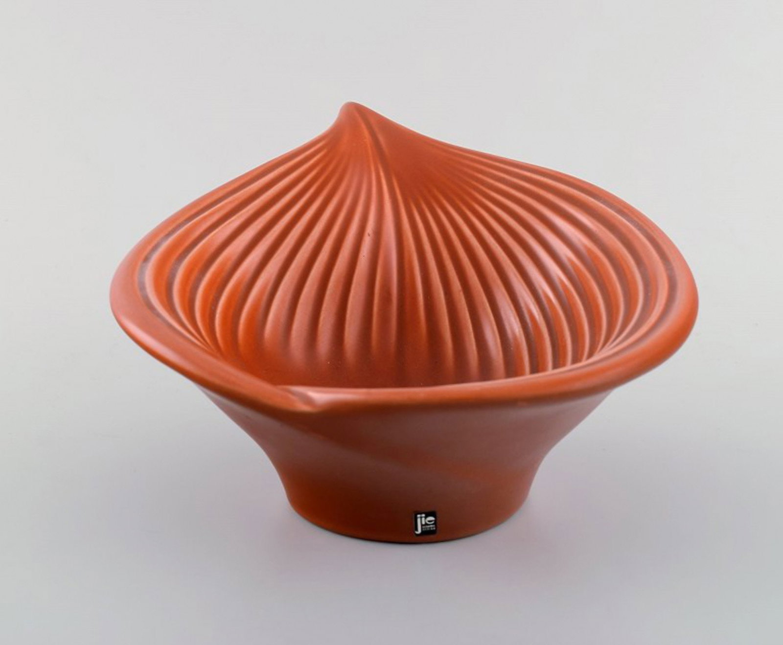 Jie, Sweden. Retro bowl in glazed ceramics. Beautiful glaze in dark orange tones. 1980s.: Jie, Sweden. Retro bowl in glazed ceramics. Beautiful glaze in dark orange tones. 1980s. Measures: 17 x 11.5 cm. in excellent condition. Sticker.; Jie, Sweden. Retro bowl in glazed ceramics.