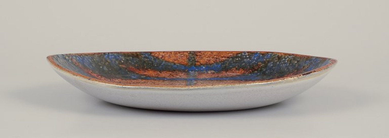 Mari Simmulson for Upsala Ekeby, Sweden. Low ceramic bowl with glaze in blue and ochre tones. - 5