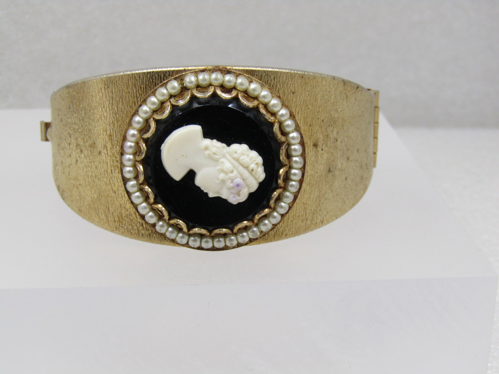 Vintage Wide Hinged Cameo Bracelet, 7", Gold tone, 1960's - 4