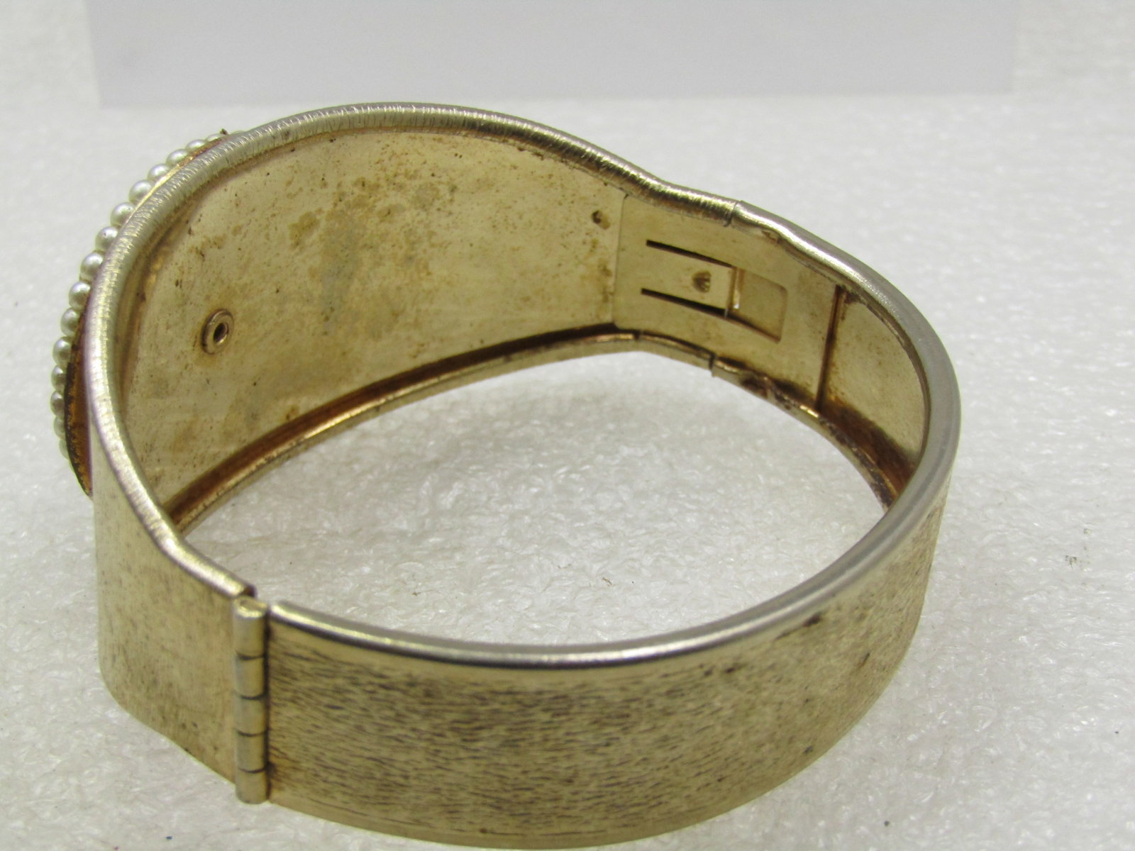 Vintage Wide Hinged Cameo Bracelet, 7", Gold tone, 1960's - 5